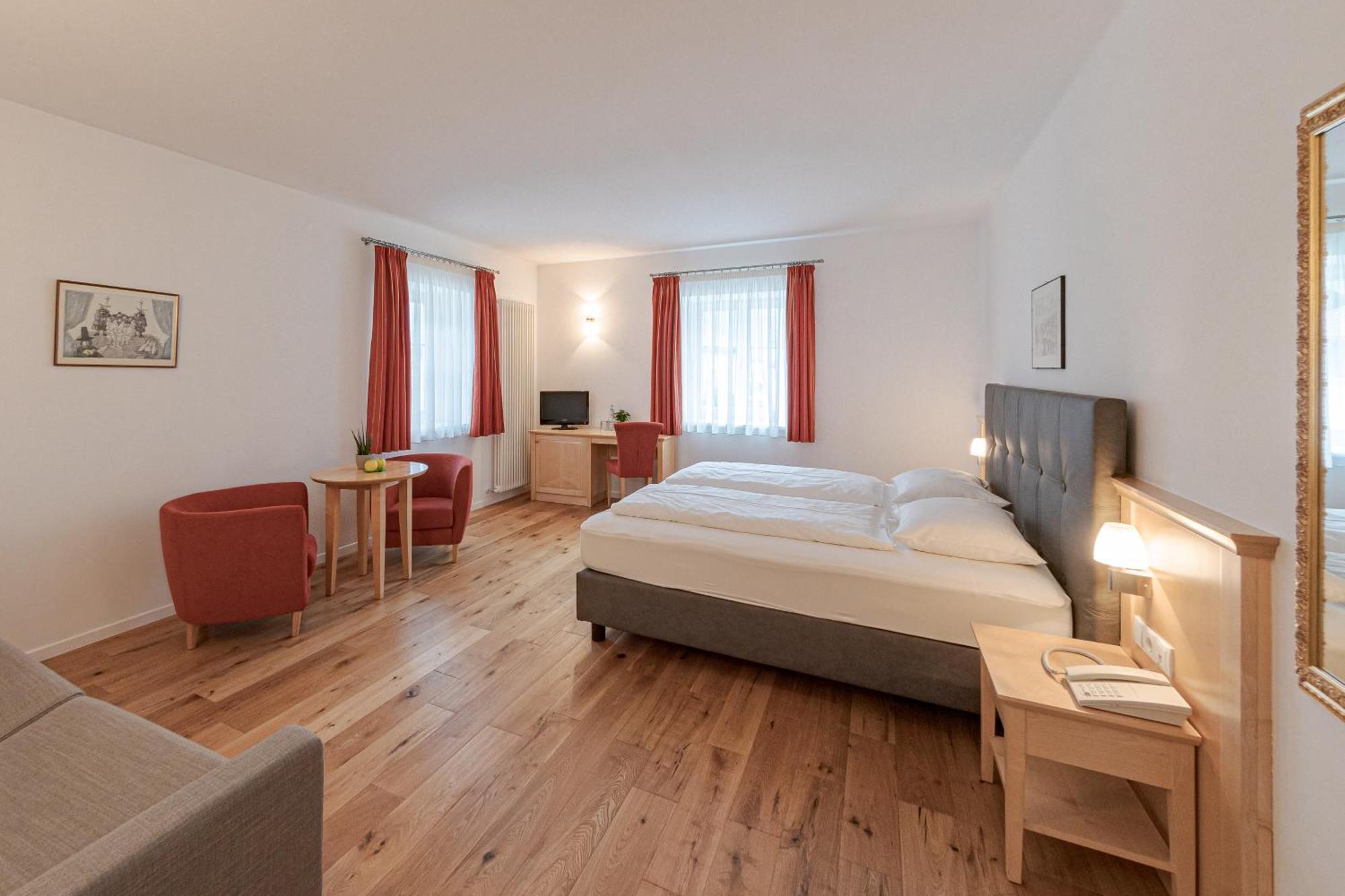 Hotel Teutschhaus Cortina Sulla Strada del Vino Екстериор снимка