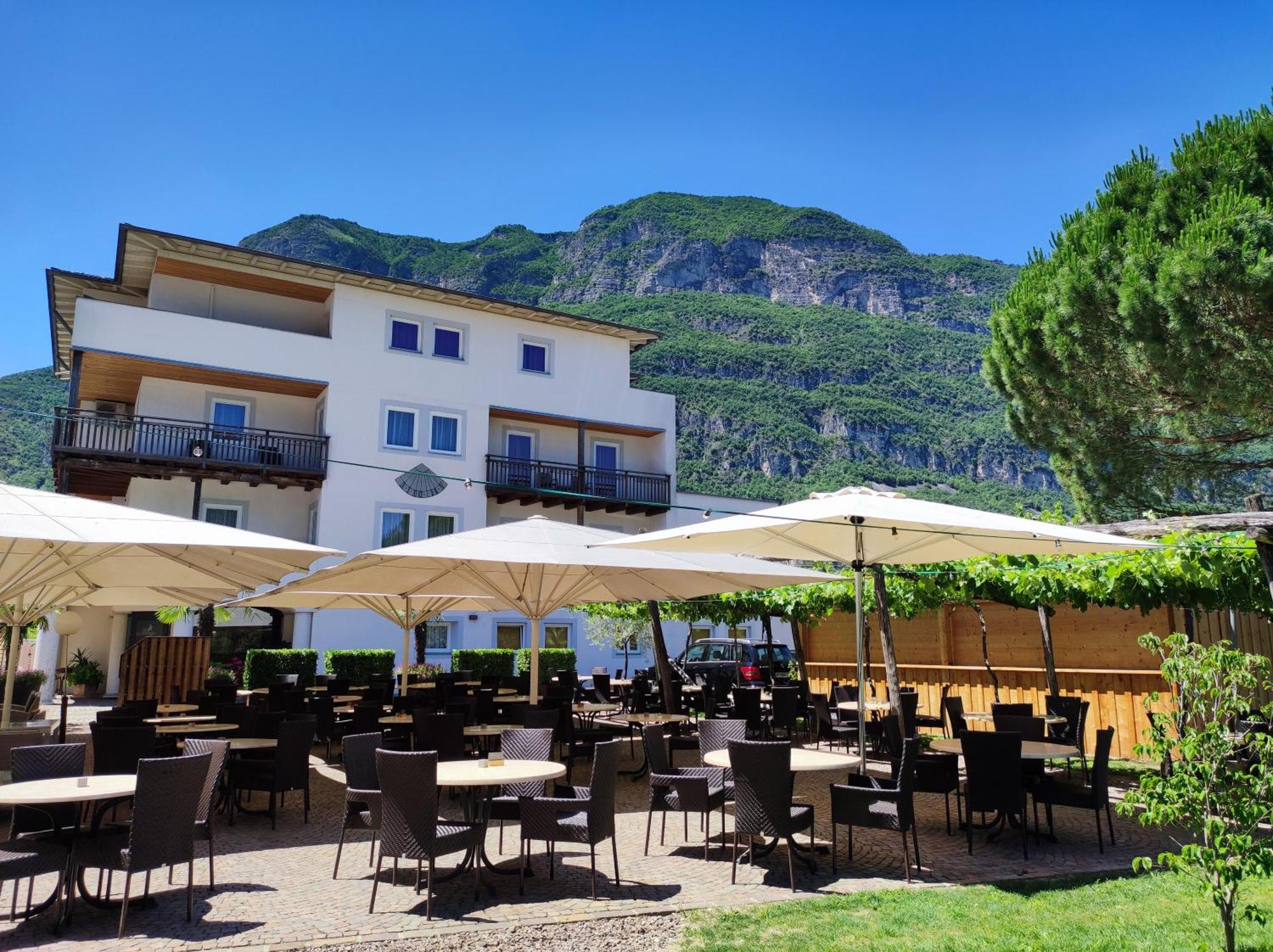 Hotel Teutschhaus Cortina Sulla Strada del Vino Екстериор снимка