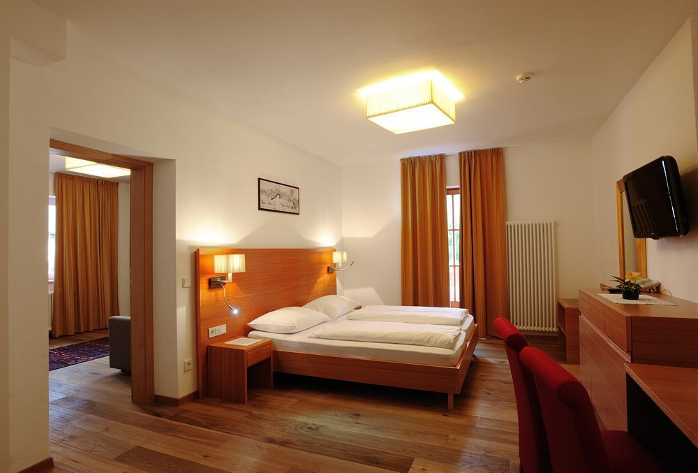 Hotel Teutschhaus Cortina Sulla Strada del Vino Екстериор снимка